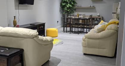 RedDore - 2 Bedroom Cozy Basement Suite