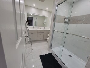 Dutxa, assecador de cabells, tovalloles i sabó