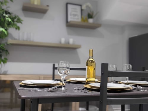 RedDore - 2 Bedroom Cozy Basement Suite