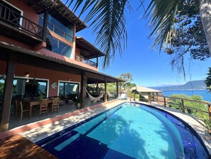 Pool - Beautiful house with spectacular views of the sea (São Pedro Ilhabela)