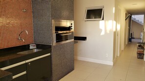 Micro-ondas, fogão, cooktop, cafeteira/chaleira