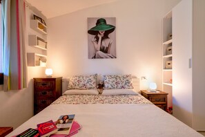 2 bedrooms, iron/ironing board, bed sheets