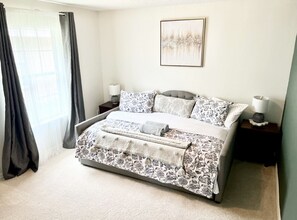 4 dormitoris, planxa i posts de planxar i un bressol de viatge 