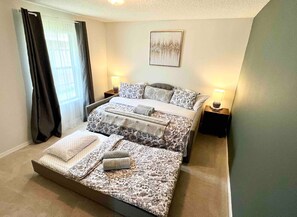 4 habitaciones, tabla de planchar con plancha y cuna de viaje 