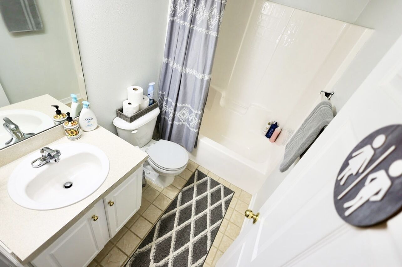Ein Badezimmer mit Waschbecken, Toilette und Badewanne.