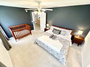 4 slaapkamers, een strijkplank/strijkijzer, reisbedje, gratis wifi