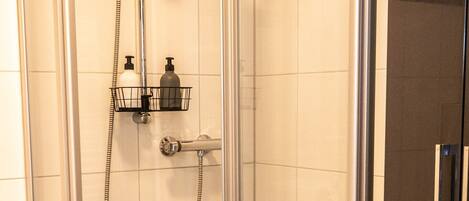 Haartrockner, Hausschuhe, Handtücher, Seife