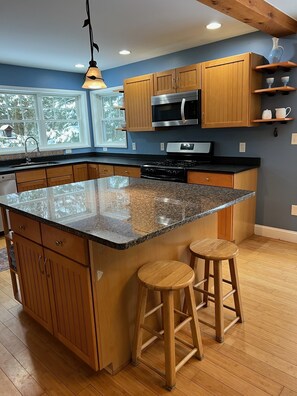 Fridge, microwave, oven, stovetop - Charming Retreat, perfect family getaway, in tree farm with 100 & 80ac ponds (Northwood)