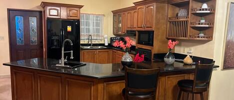 Een koelkast, een microgolfoven, een oven, een kookplaat