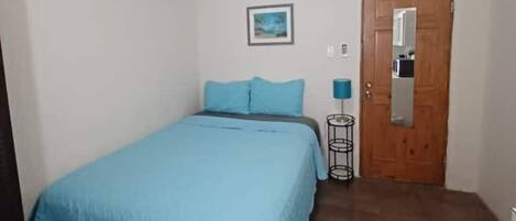 1 habitación, tabla de planchar con plancha, wifi y ropa de cama