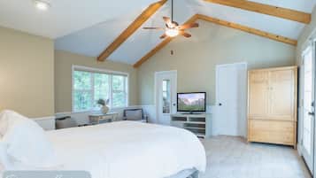 3 bedrooms, desk, iron/ironing board, travel cot