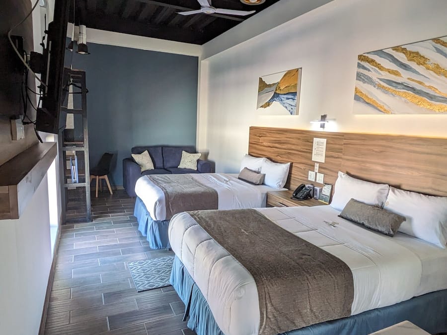 Executive-huone, 2 keskisuurta parisänkyä | Tallelokero huoneessa, työpöytä, silitysrauta/-lauta, ilmainen Wi-Fi