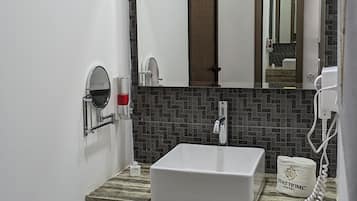 Chambre Exécutive, 2 grands lits | Salle de bain | Articles de toilette gratuits, sèche-cheveux