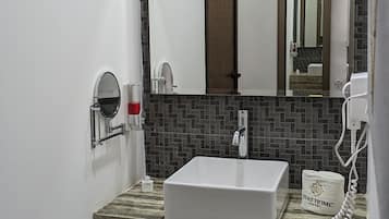 Habitación ejecutiva, 2 camas de matrimonio | Baño | Artículos de higiene personal gratuitos y secador de pelo