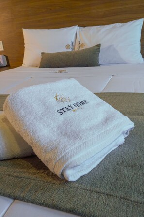 Coffres-forts dans les chambres, bureau, fer et planche à repasser