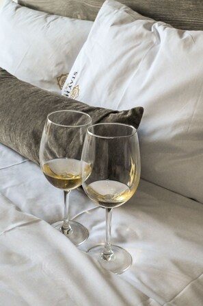 Coffres-forts dans les chambres, bureau, fer et planche à repasser