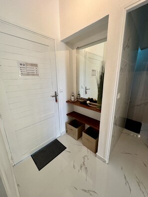 Dusche, Haartrockner, Handtücher, Seife