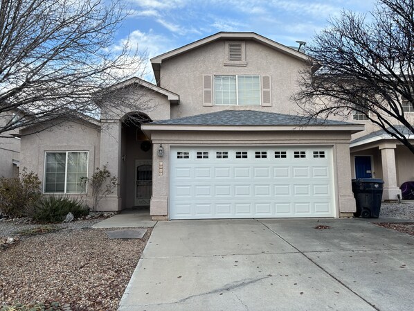 Exterior - Two-story, three-bedroom casa less than 2 miles from Albuquerque Balloon Fiesta! (Albuquerque)