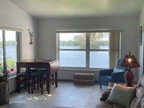Interior - Stay and kayak with dolphins manatees (Cocoa Beach)