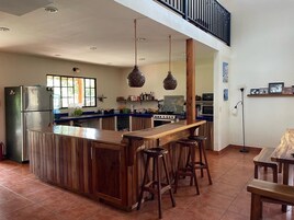 Full-size fridge, microwave, oven, stovetop