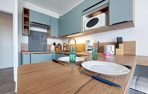 Réfrigérateur, micro-ondes, plaque de cuisson, lave-vaisselle