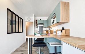 Kühlschrank, Mikrowelle, Herdplatte, Geschirrspüler