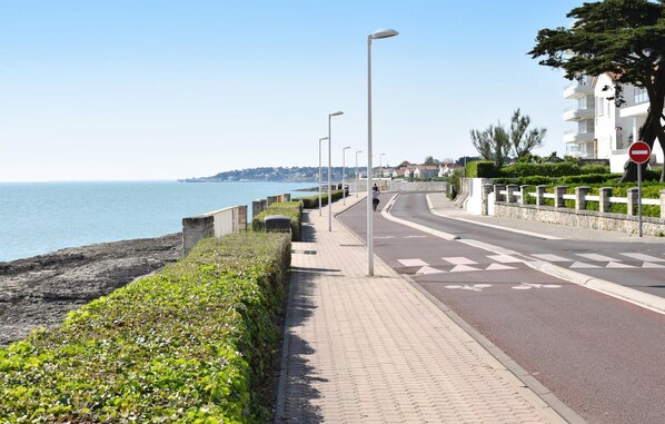 A coastal road with a pedestrian path, street lamps, and a 'no entry' sign. - 1 bedroom beach front apartment in Royan (Royan)