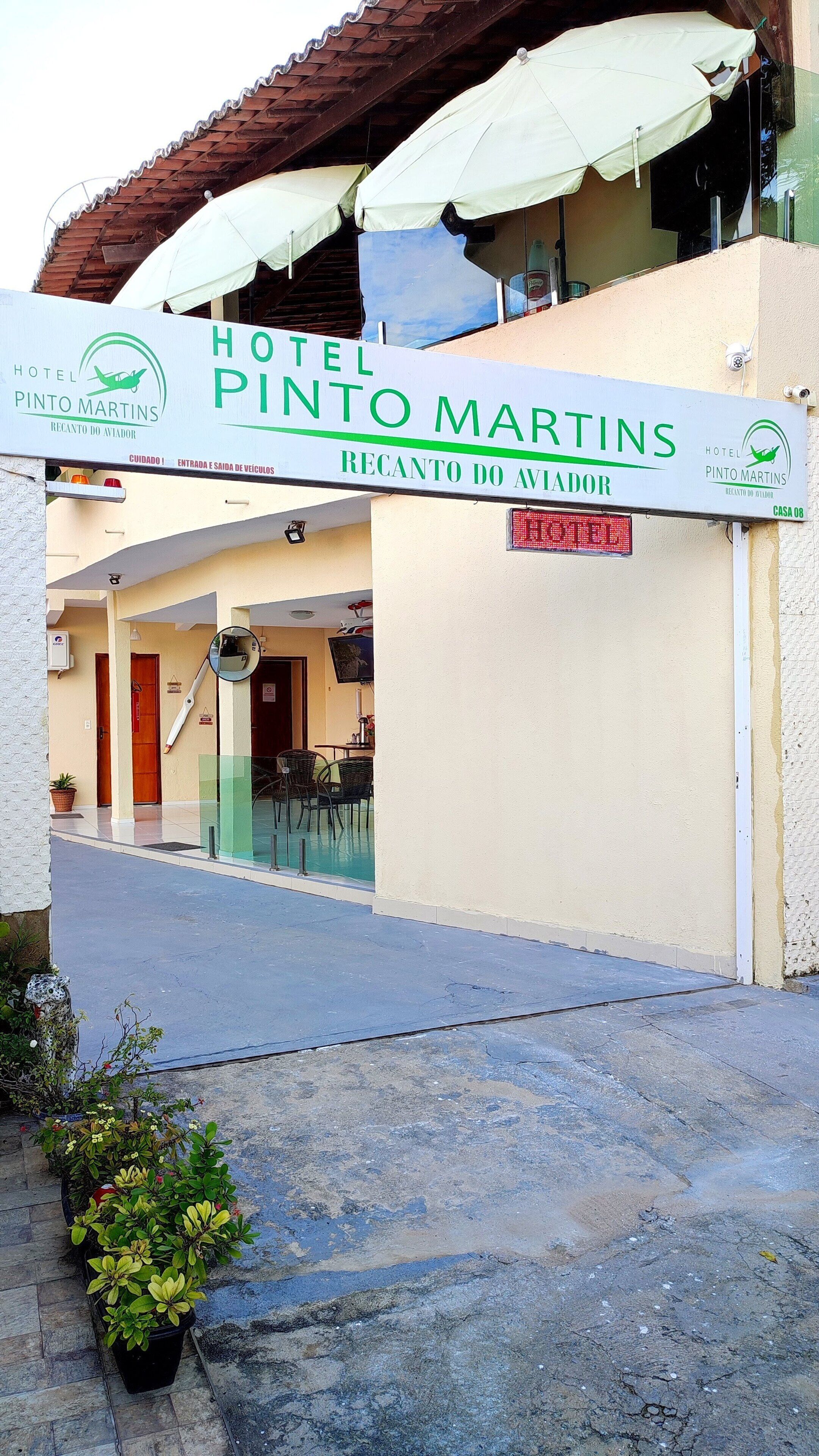 A entrada do Hotel Pinto Martins com uma placa indicando que é um recanto do aviador.