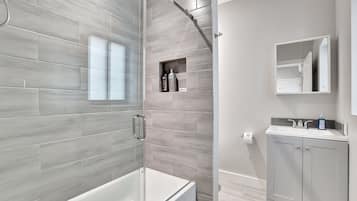 Dusche, Regendusche, Haartrockner, Handtücher