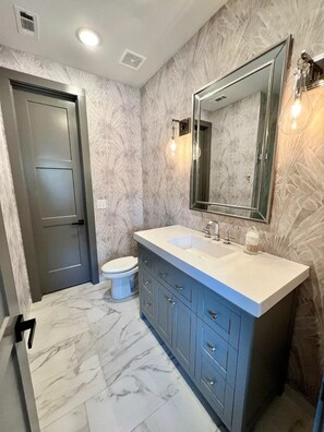 Hair dryer, towels, soap, toilet paper - Lagniappe in Florence

 (Florence)