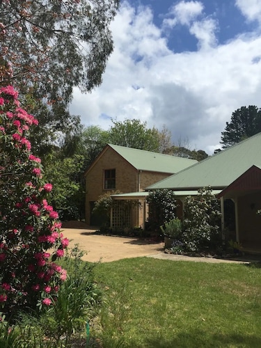 Burradoo Loft with king size bed. 
Close to Southern Highlands wineries.