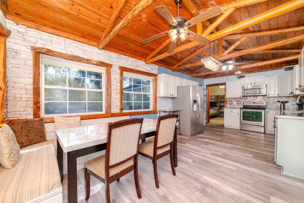 Private kitchen - TLC Mini-mansion , KATY TEXAS (Katy)