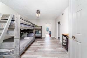 7 bedrooms, iron/ironing board, free WiFi, bed sheets - TLC Mini-mansion , KATY TEXAS  (Katy)