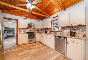 Private kitchen - TLC Mini-mansion , KATY TEXAS (Katy)