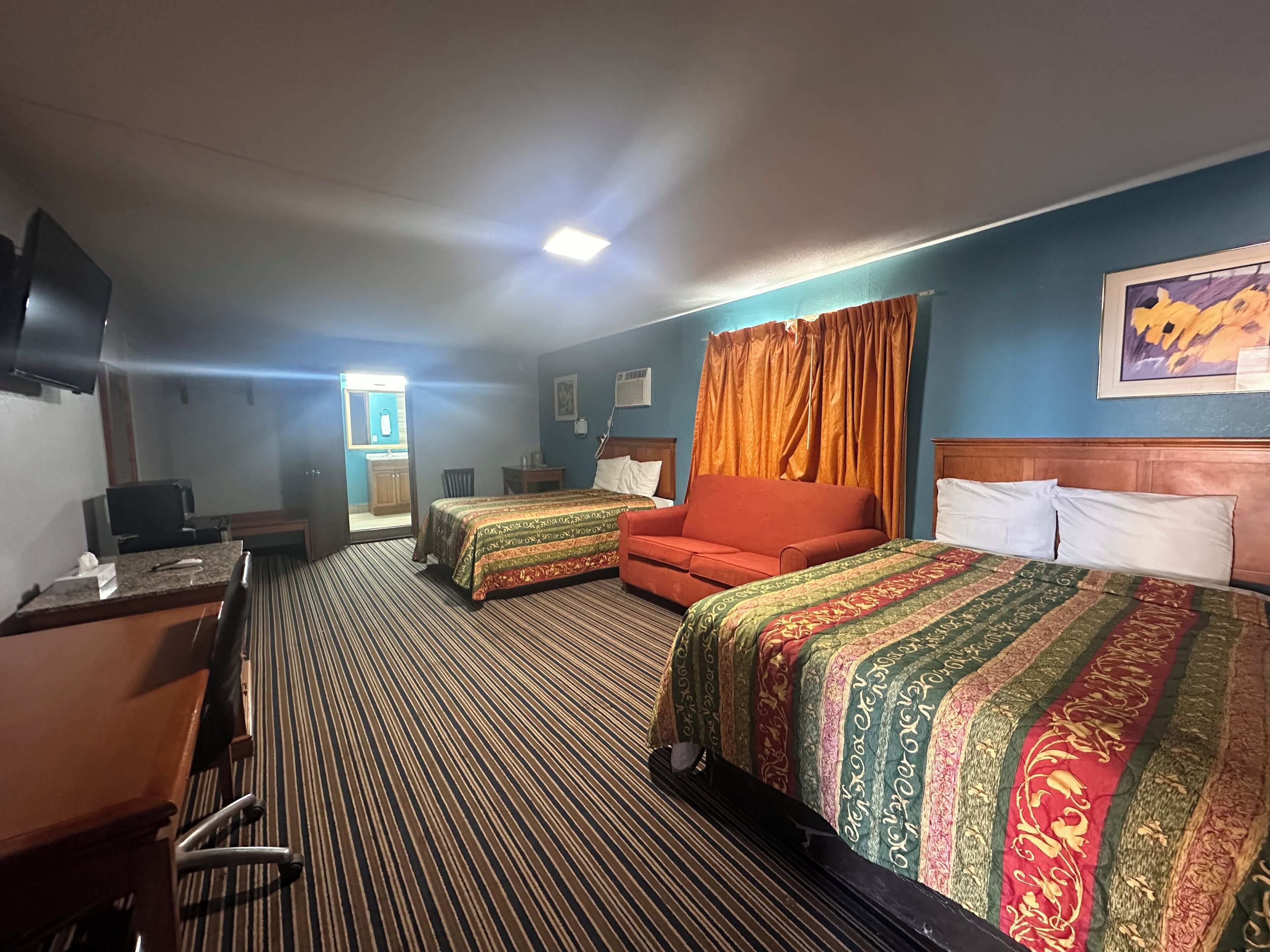 Escritorio y espacio para trabajar con laptop 