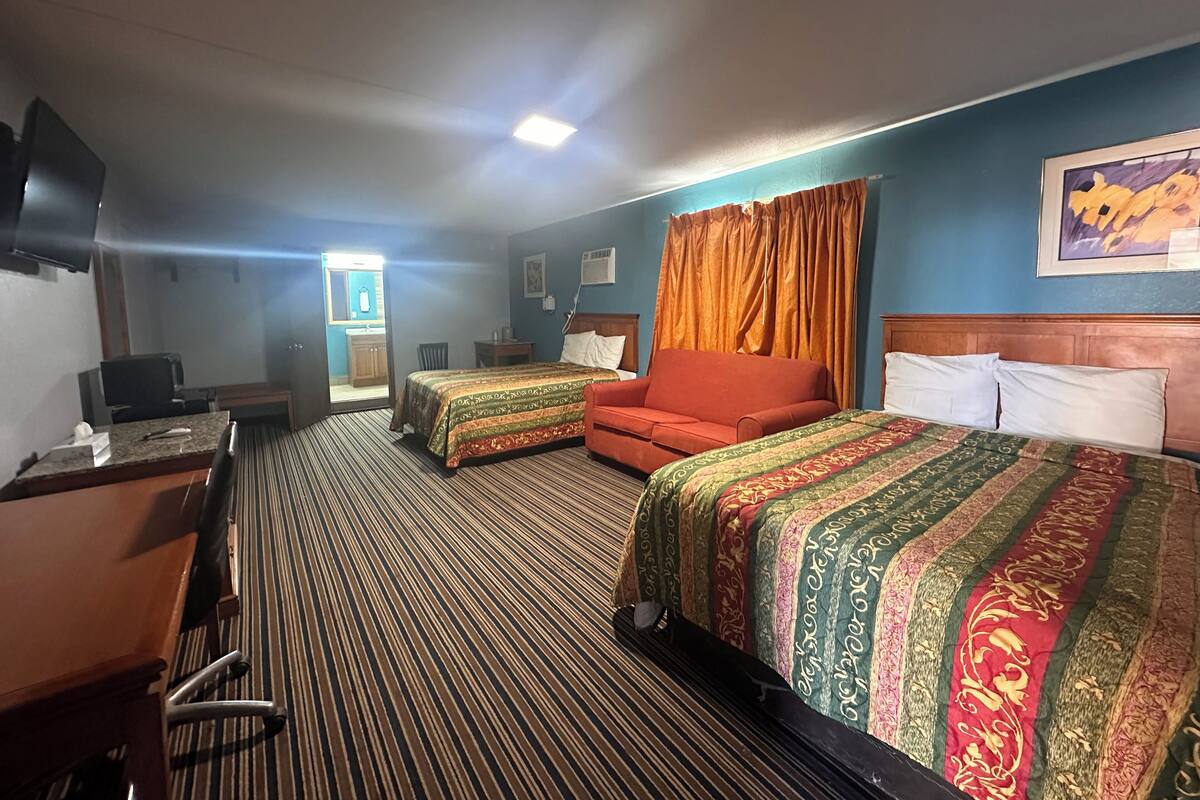 Desk, laptop workspace, iron/ironing board, free WiFi