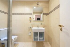 Douche, sĂšche-cheveux, serviettes fournies, savon