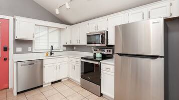 Køleskab, mikrobølgeovn, ovn, kogeplade