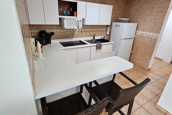 Refrigerador, microondas, placa de cocina, cafetera/tetera