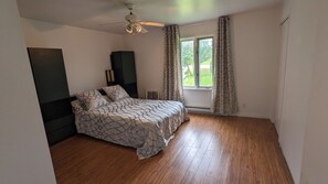 5 Schlafzimmer, Schreibtisch, Bügeleisen/Bügelbrett, kostenloses WLAN