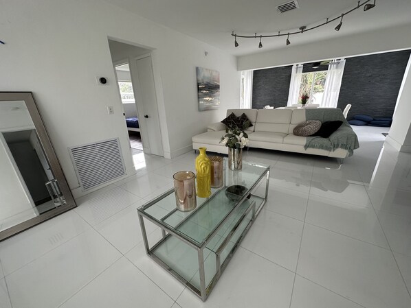 Living area - Luxury home in a gated community near Aventura Mall (Miami)