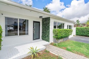 Exterior detail - Luxury home in a gated community near Aventura Mall (Miami)