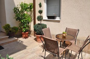 Outdoor dining - Pure Opulence, Prime Location: Kosmos Apartments Ohrid - Luxurious Residence (Ohrid)
