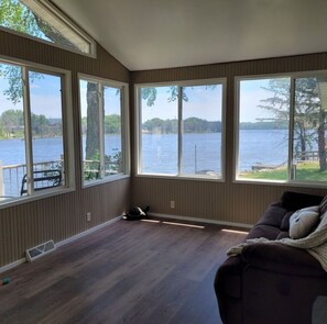 Smart TV, fireplace - Beautiful Riverfront Home near Celebrations. Excellent eagle viewing! (La Crosse)