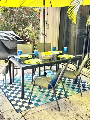 Outdoor dining - "Experience Paradise: Your Ultimate Vacation Rental in The Florida Keys!" (Islamorada)