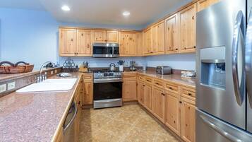 Microondas, horno, parrilla de estufa y lavavajillas