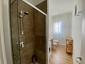 Dusche, Haartrockner, Bidet, Handtücher