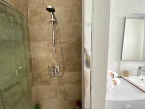 Douche, sèche-cheveux, bidet, serviettes fournies