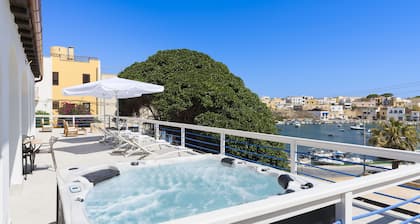 DIPINTODIBLU CHARMING HOUSEModern villa on the old port of Lampedusa.