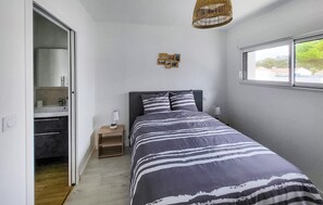 5 bedrooms, free WiFi, bed sheets - Beautiful Beach front home in Barbâtre (Barbâtre)
